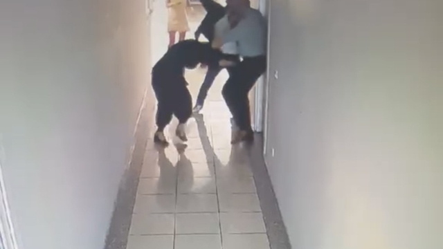 İş adamı kardeşlerin kavgasında çalışan ayağından vuruldu, o anlar kamerada
Kardeşini vurmak isteyen şirket sahibi, çalışanı vurdu, kavga anı kamerada