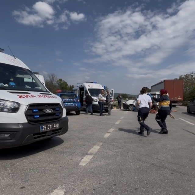 İzmir'de otomobil ile hafif ticari araç çarpıştı: 4'ü çocuk 7 yaralı