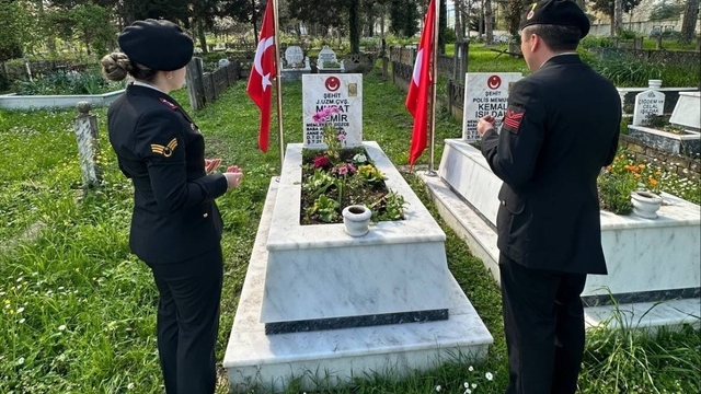Jandarma şehit Demir'i kabri başında andı