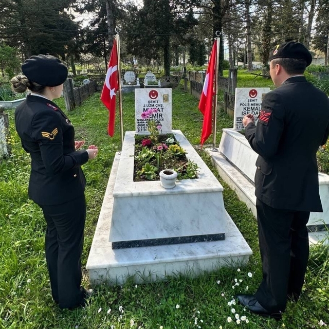 Jandarma şehit Demir'i kabri başında andı