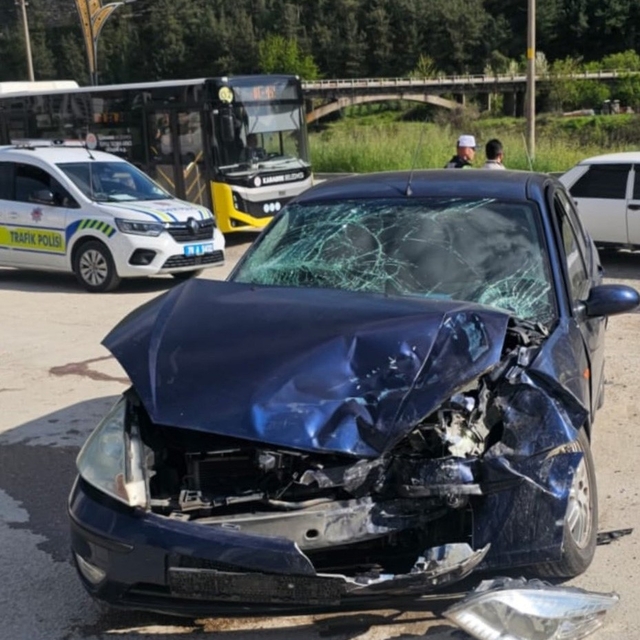 Karabük'te iki otomobil çarpıştı: 3 yaralı