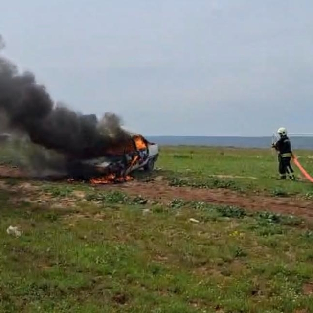 Gaz kaçağı bulunan otomobil alevlere teslim oldu