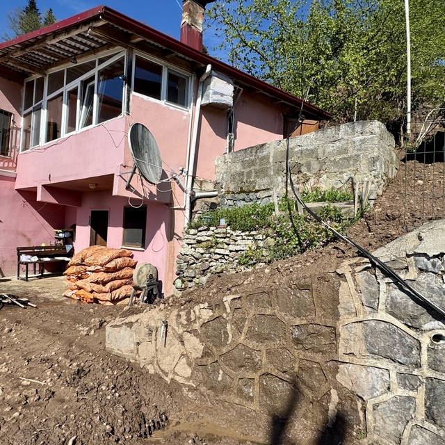 Trabzon'da heyelan nedeniyle bir evde hasar oluştu, bir ev tahliye edildi