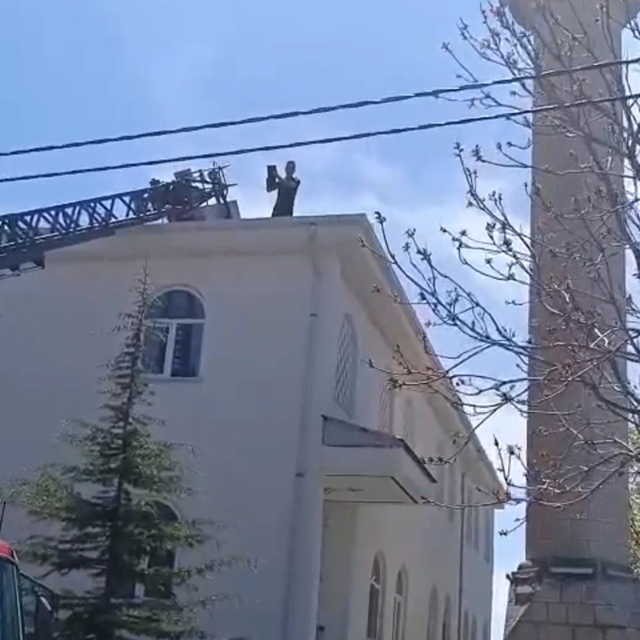 Kovancılar'da mahsur kalan kedi kurtarıldı