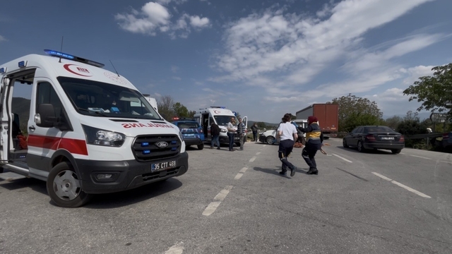 İzmir'de otomobil ile hafif ticari araç çarpıştı: 4'ü çocuk 7 yaralı