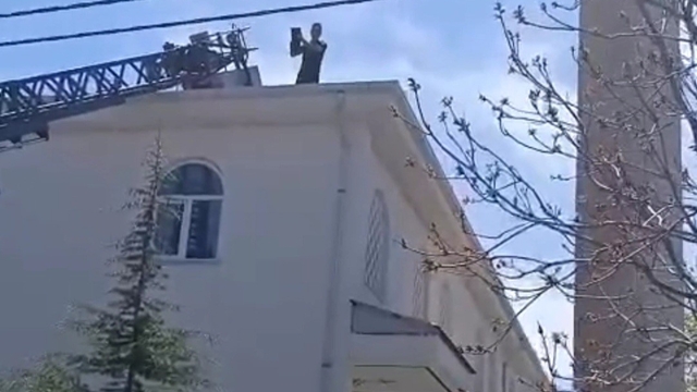 Kovancılar'da mahsur kalan kedi kurtarıldı