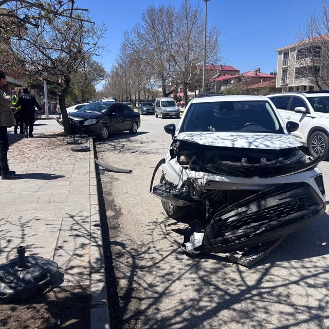 Erzincan'da trafik kazası: 3'ü çocuk 6 yaralı