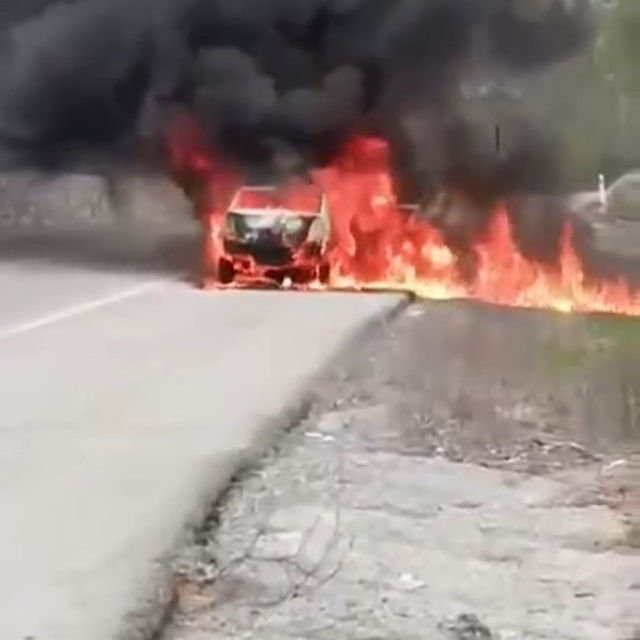 Kırklareli'nde seyir halindeyken yangın çıkan araç küle döndü