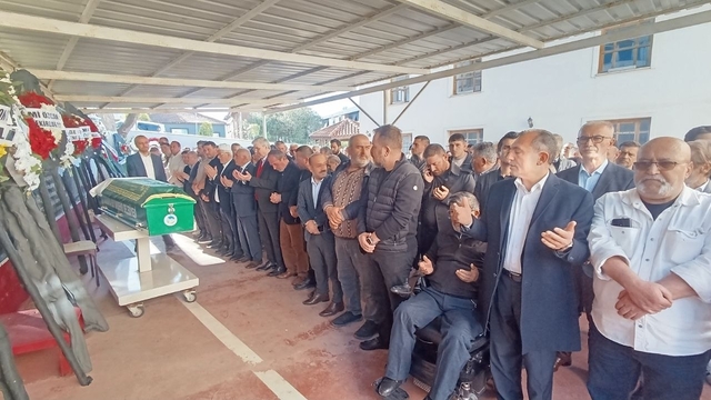 Tekirdağ Valisi Soytürk'ün ağabeyinin cenazesi Sakarya'da defnedildi