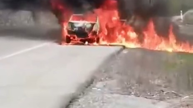 Kırklareli'nde seyir halindeyken yangın çıkan araç küle döndü