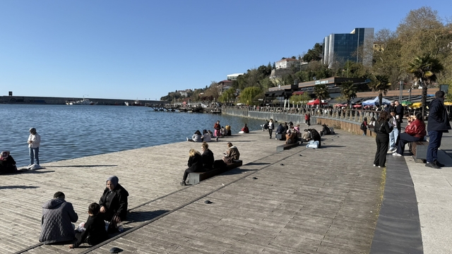 Güneş yüzünü gösterdi, Zonguldak'ta sahil şeridi hareketlendi