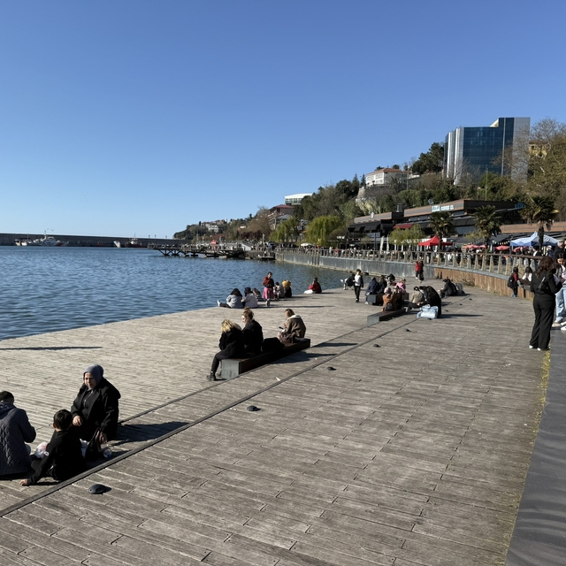 Güneş yüzünü gösterdi, Zonguldak'ta sahil şeridi hareketlendi