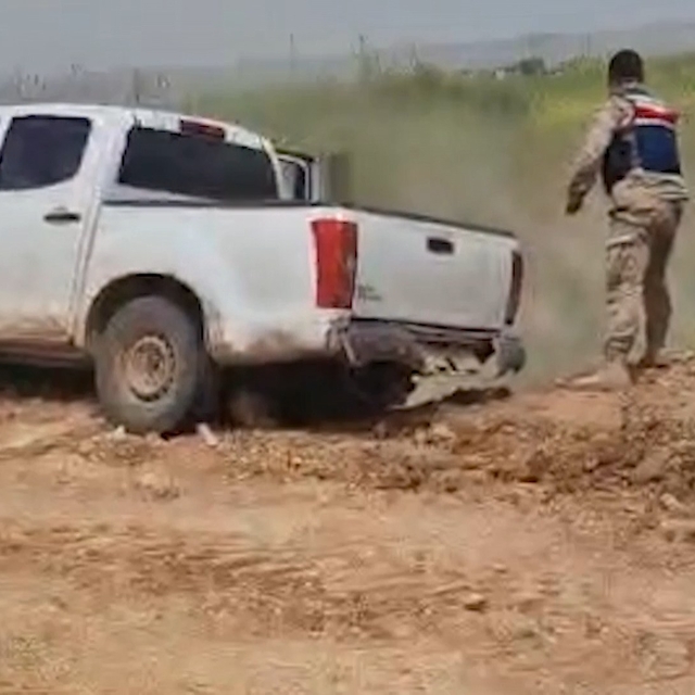 Suriye-Türkiye sınırında, insan kaçakçılarıyla kovalamaca anı kamerada: 3 g...