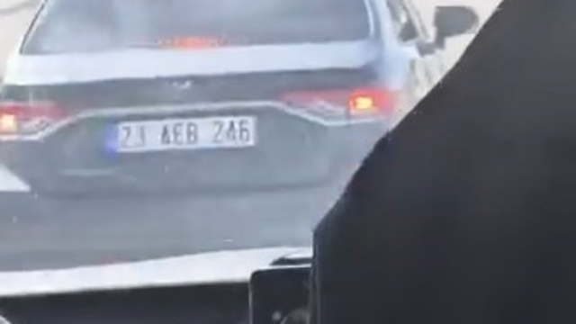 Elazığ'da maganda dehşeti: Otomobiliyle yolcu minibüsünü sıkıştırdı