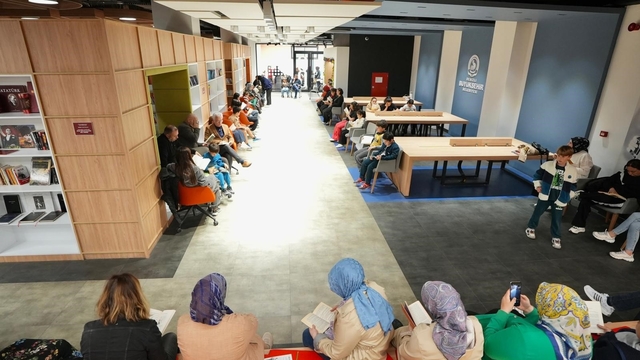 Denizli'de çocuklar "Telefonu Bırak, Kitaba Sarıl" çağrısına kulak veriyor