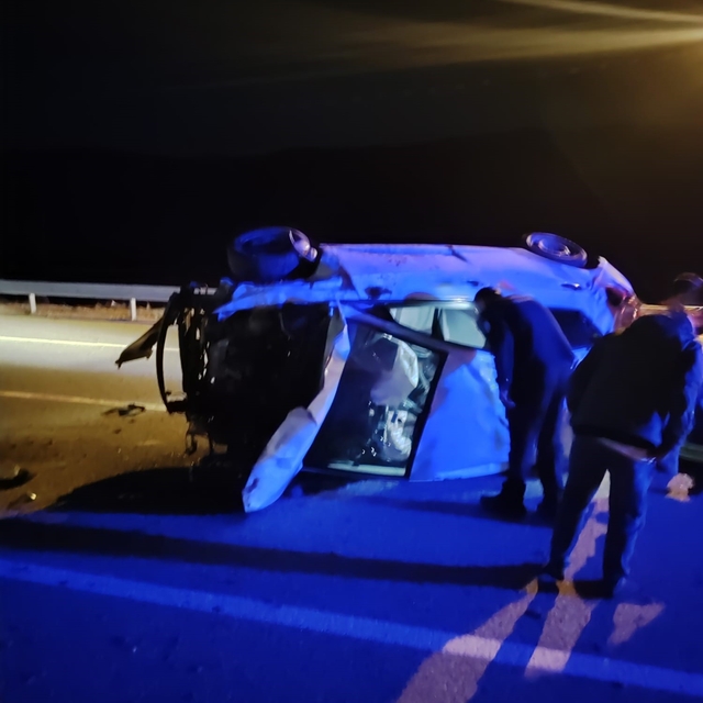 Kontrolden çıkan otomobil yan yattı