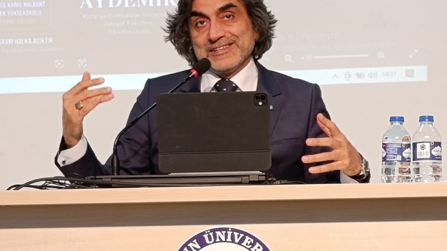 Eynesil'de "Modern Dünyada Müslümanca Yaşamak" konferansı düzenlendi
