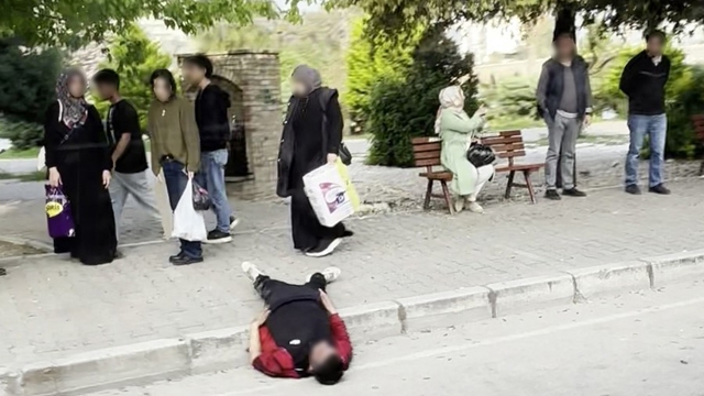 Uyuşturucu bağımlısı durak yanında uyuyakaldı