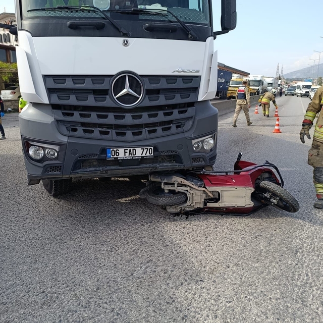 Kamyonun altında kalarak ezilen motosikletin sürücüsü hayatını kaybetti