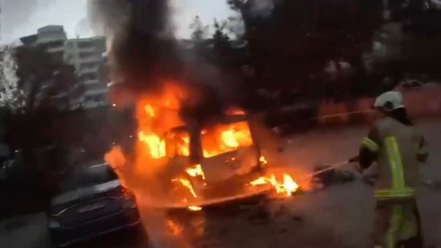Diyarbakır'da park halindeki araçta çıkan yangın kamerada