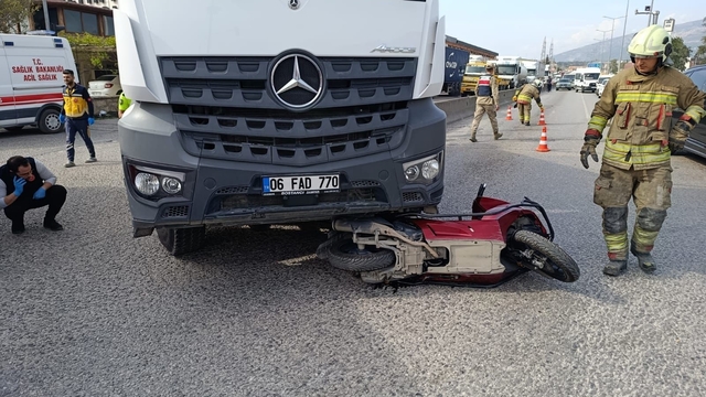 Kamyonun altında kalarak ezilen motosikletin sürücüsü hayatını kaybetti