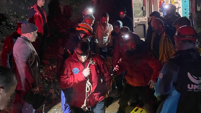 Kastamonu'da dağlık alanda uçurumda düşen genç için ekipler seferber oldu