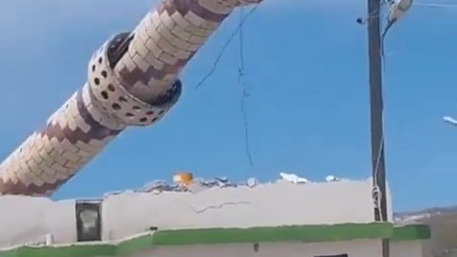 Diyarbakır'da hasarlı minarenin kontrollü yıkımı yapıldı; o anlar kamerada