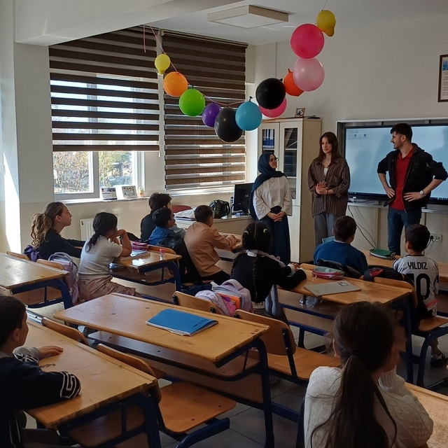 Üniversiteliler miniklere zorbalıkla baş etmeyi anlattı