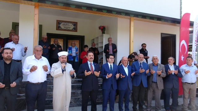 Depremin ardından inşa edilen 126'ncı cami ibadete açıldı
