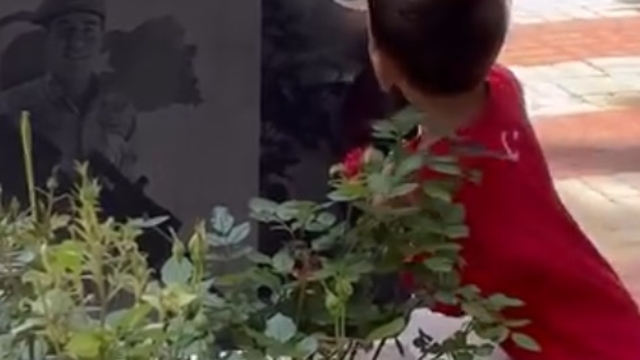 3 yaşındaki Sezer, adını aldığı şehit amcasının mezarını öpüp, suladı