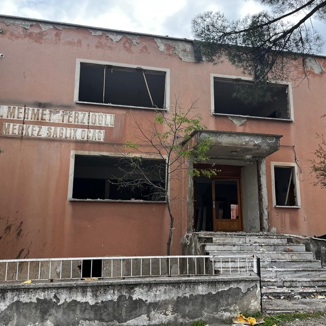 Buldan'da depreme dayanıksız sağlık ocağında yıkım başladı