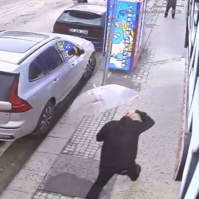 Eskişehir'de adamın üzerine camın düşme anına ait görüntüleri ortaya çıktı