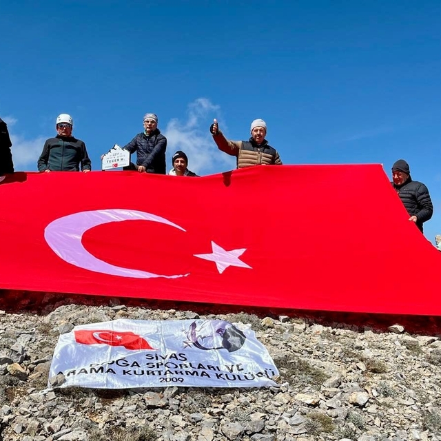 Sivaslı dağcılar 2 bin 211 metrede Türk bayrağı açtı