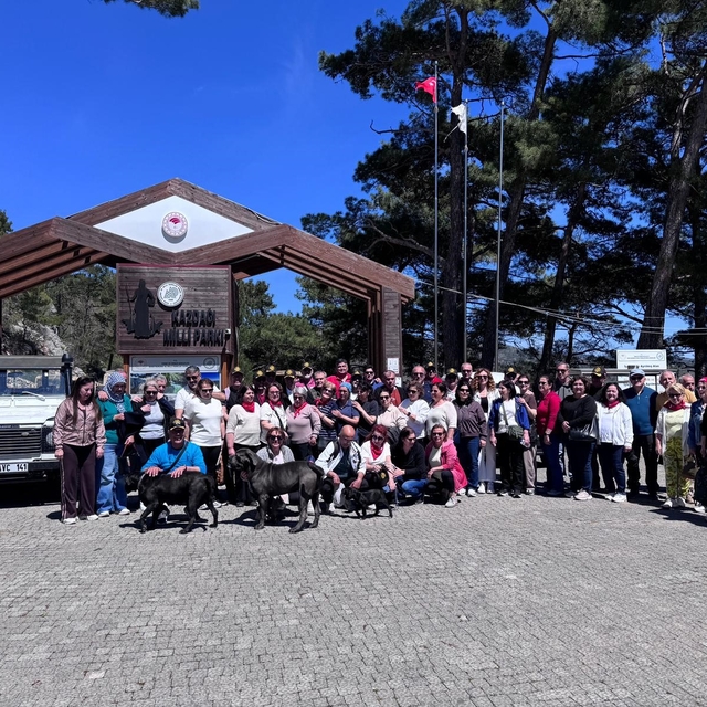 Çankırı mezunları Edremit'te hasret giderdi
Kaz Dağları'nda 41 yıllık "Asts...