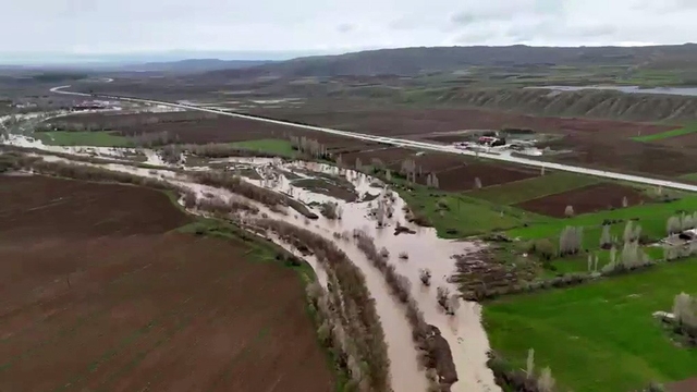 Sular altında kalan tarım arazileri dron ile görüntülendi