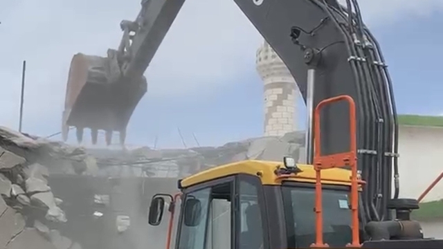 Maraş depremlerinde ağır hasar alan camii yıkıldı