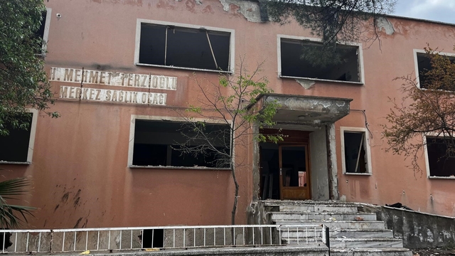 Buldan'da depreme dayanıksız sağlık ocağında yıkım başladı