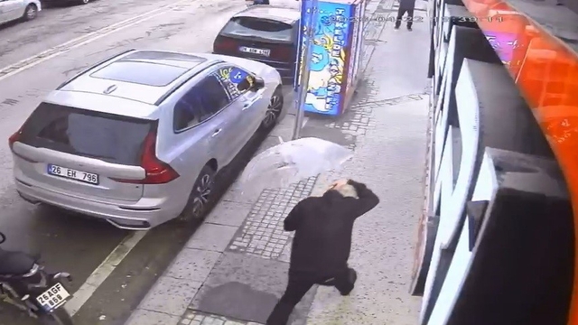 Eskişehir'de adamın üzerine camın düşme anına ait görüntüleri ortaya çıktı