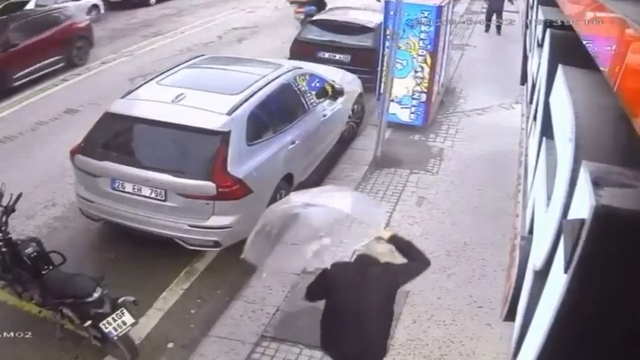 Rüzgarda patlayan camın parçaları başına düştü; o anlar kamerada