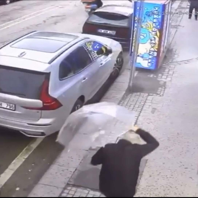 Rüzgarda patlayan camın parçaları başına düştü; o anlar kamerada