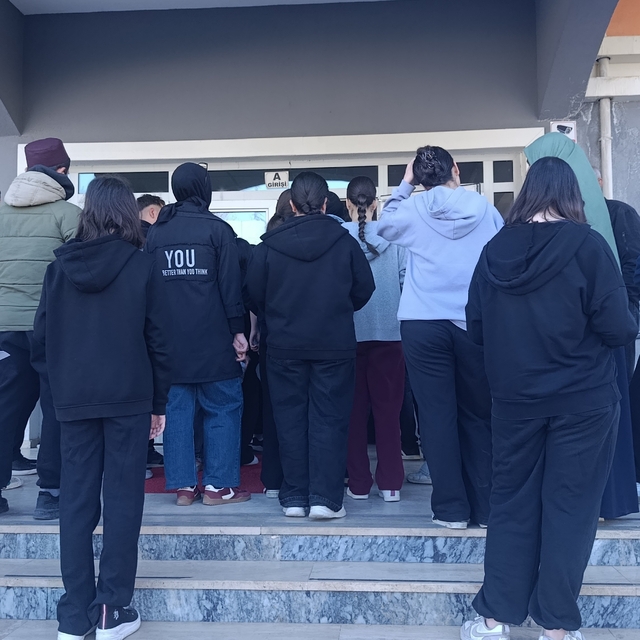 Kırşehir'de bursluluk sınavına 3 bin 423 öğrenci katıldı