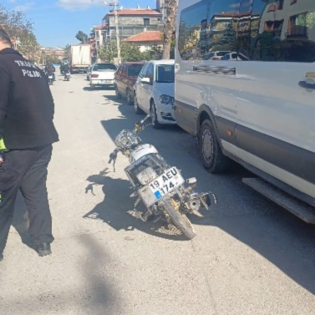 Polisten kaçan motosiklet sürücüsü kaza yaptı; 2 yaralı