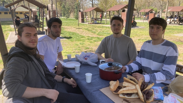 Eskişehir'de gençler doğa ve tarih gezisinin ardından mangalda buluştu
Diyanet Gençlik Ailesi ESOGÜ'lü öğrencileri piknikte buluşturdu
Üniversiteli gençler doğa yürüyüşünün ardından mangal yaptı
Eskişehir'de Diyanet Gençlik Ailesi'nden birlik ve beraberlik etkinliği
İl Müftü Yardımcısı Ekerim: "Burada sevgi, muhabbet ve kardeşlik var"