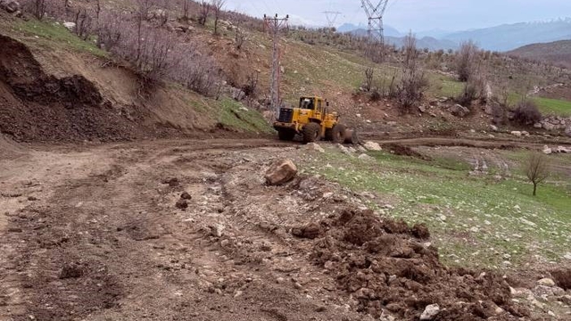 Şırnak'ta 18 köy yolunda çalışmalar sürüyor
