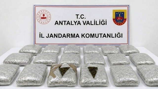 Antalya'da jandarmadan uyuşturucu operasyonu: 30 kilogram skunk maddesi ele geçirildi