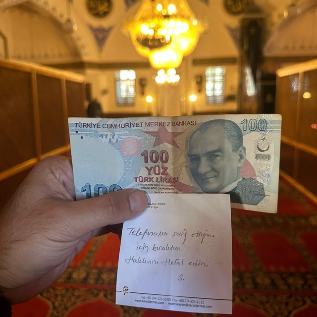 Camide namaz kılarken telefonunu şarj etti, not yazıp 100 TL bıraktı