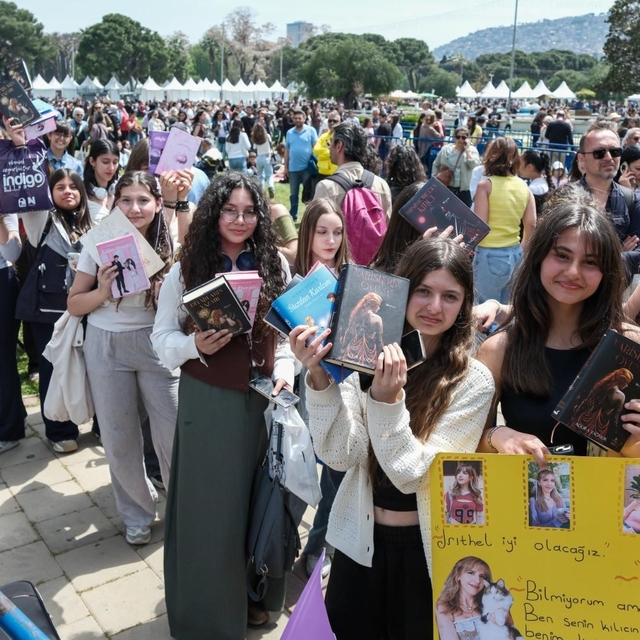İZKİTAP'ta edebiyat şöleni yaşanıyor