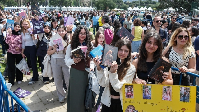 İZKİTAP'ta edebiyat şöleni yaşanıyor