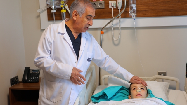 Burun tıkanıklığı ve işitme kaybı şikayetiyle gitti, ameliyatta dev bir polip çıkartıldı
12 yaşındaki çocuğun genzinde dev bir polip tespit edildi, başarılı bir ameliyatla alınan polip sonrası çocuk sağlığına kavuştu
