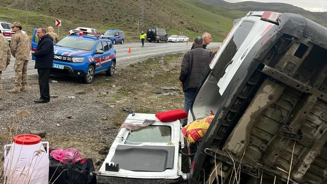 Muş'ta yolcu minibüsü dere yatağına yuvarlandı: 16 yaralı